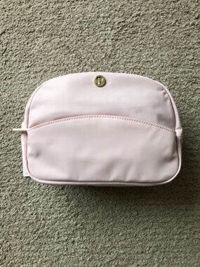 LULULEMON-City Essentials Pouch. NWT.